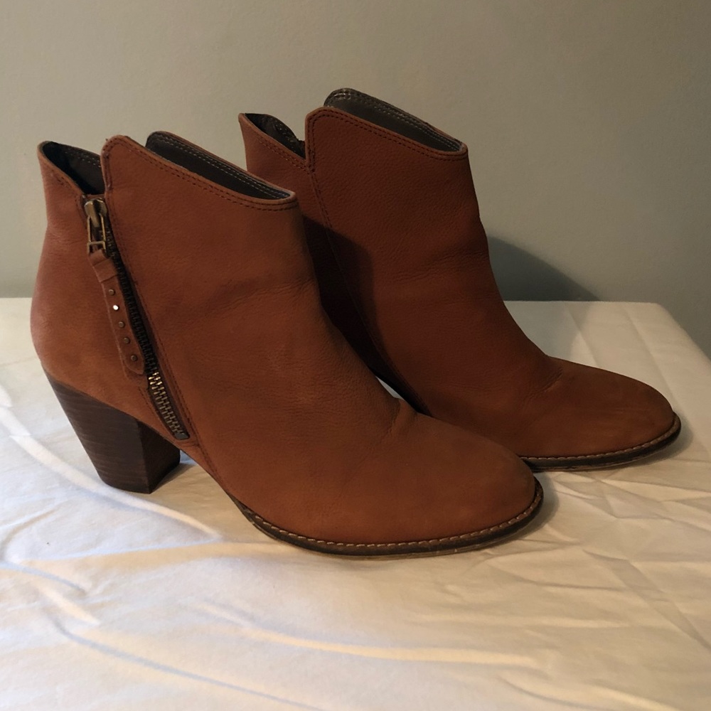 STEVE MADDEN Tan Leather Booties